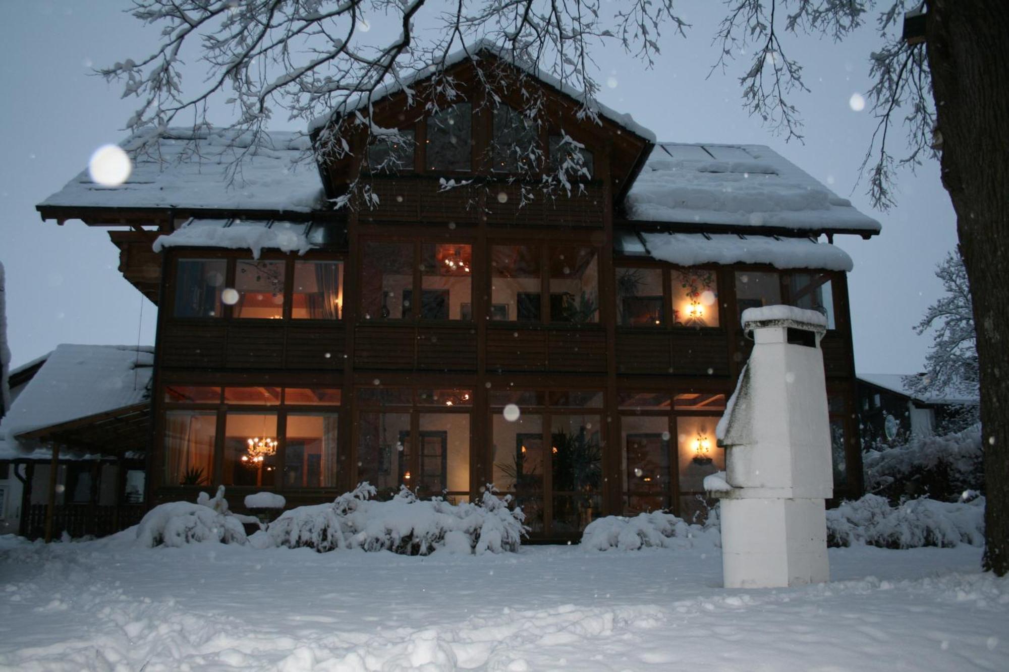 Haus Bei Der Linden Ferienwohnungen 슈방가우 외부 사진